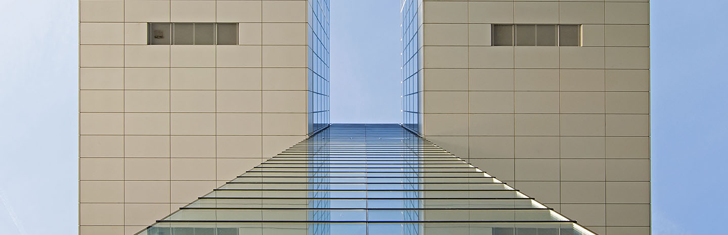 Blick Froschperspektive auf Krankenhaus, Köln