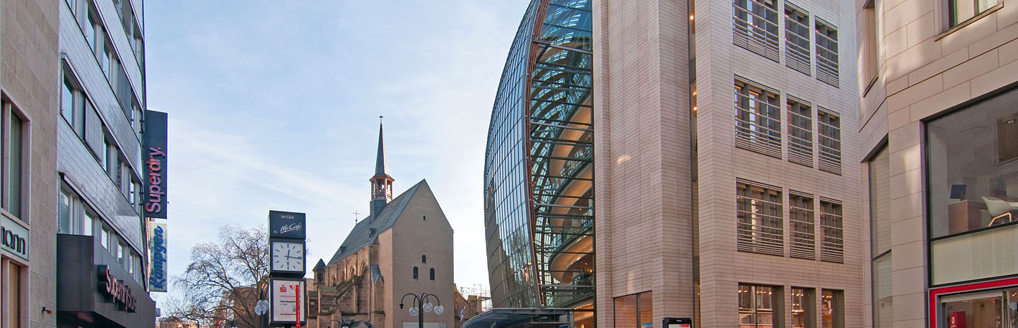 [Translate to Englisch:] Schildergasse in Köln, Foto der Haupteinkaufsstraße in Köln, verschiedene Geschäfte, Einzelhandel