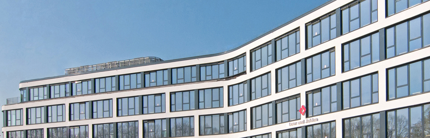Referenzbild vom Gustav-Heinemann-Ufer, große Fensterfassade