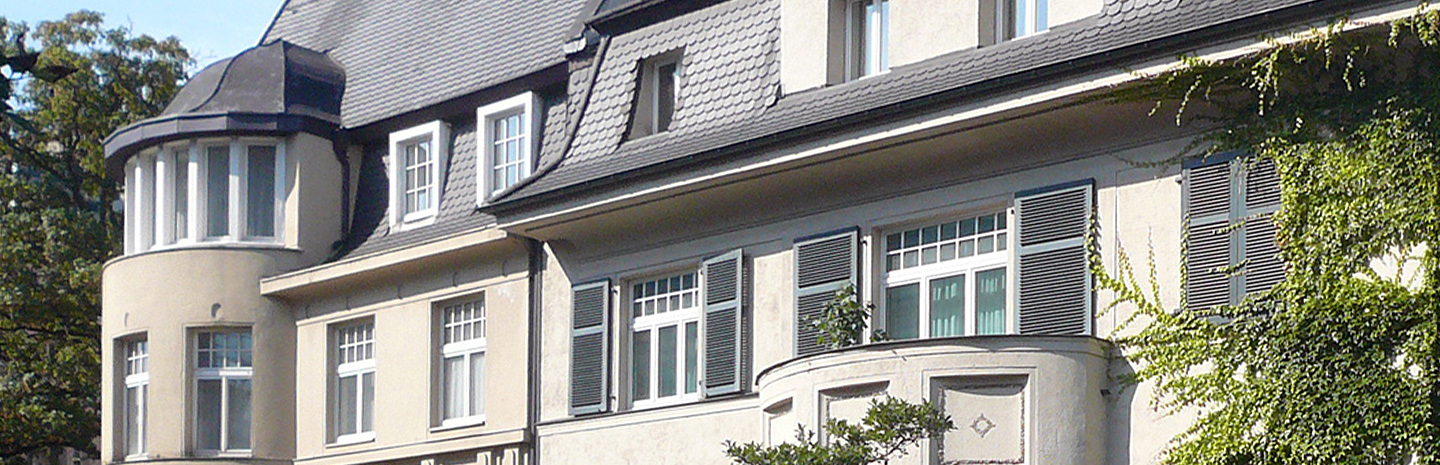 Aufnahme eines Zinshauses, Fassade leicht mit Efeu bewachsen