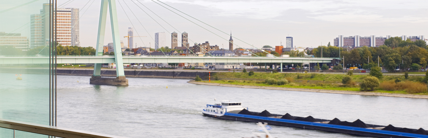 Blick aus dem Wohnzimmer auf den Rhein mit Schiff